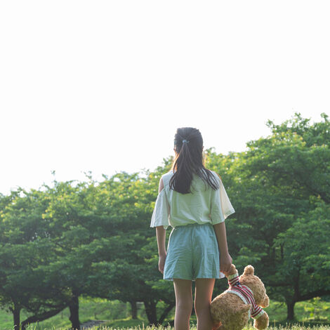 ぬいぐるみを離さない女の子